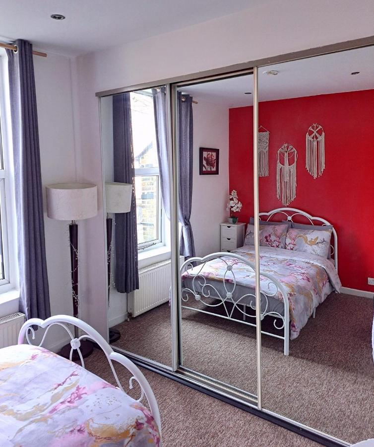 Double Room Lgbt Лондон Екстериор снимка
