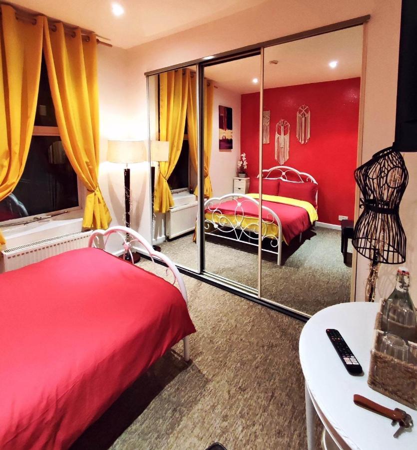 Double Room Lgbt Лондон Екстериор снимка