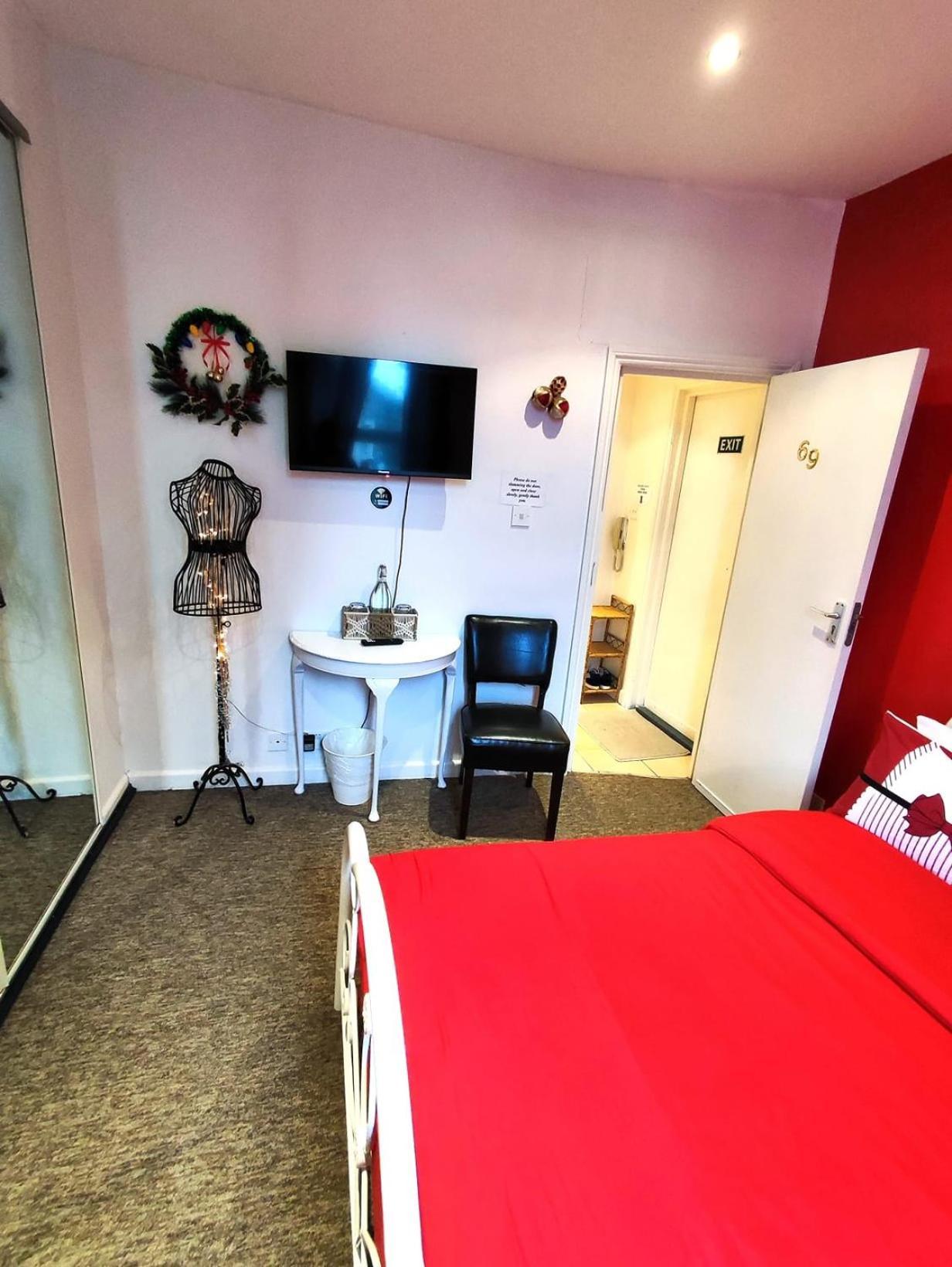 Double Room Lgbt Лондон Екстериор снимка
