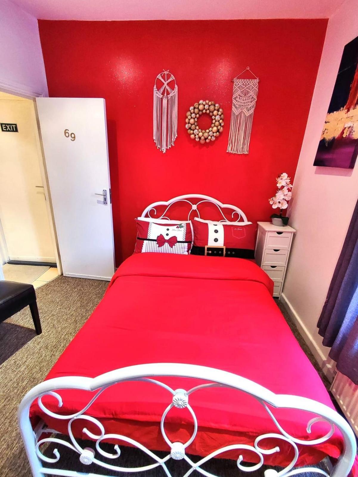 Double Room Lgbt Лондон Екстериор снимка